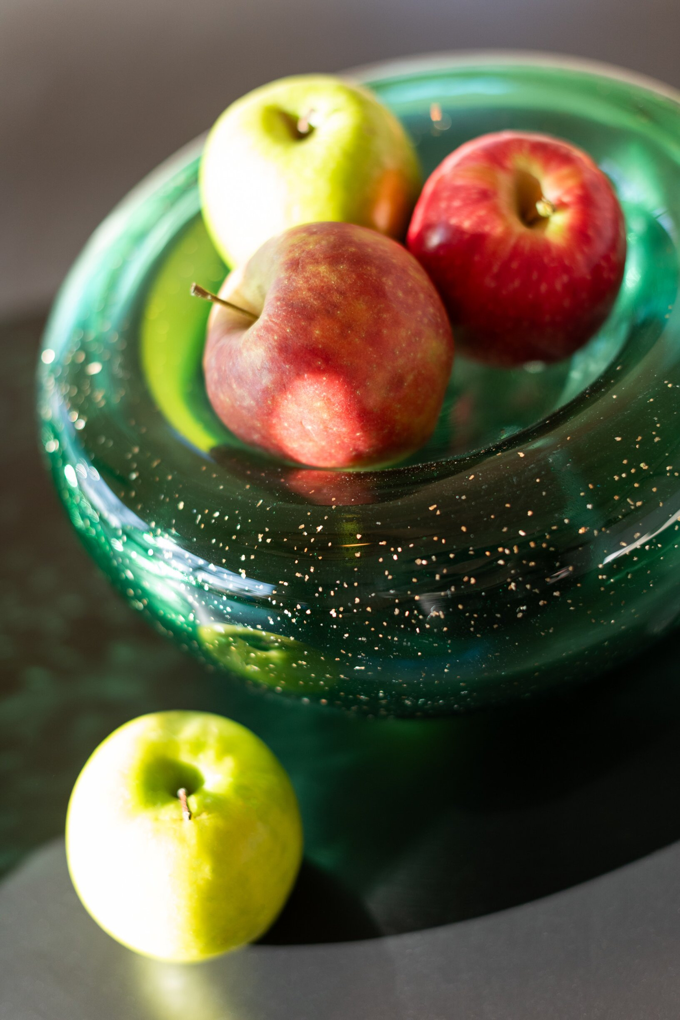 Schaal Sleelvon Glas Groen met diepe groene kleur en compact silhouet, gevuld met appels