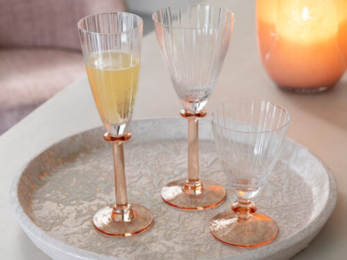 Drinkglas Lienta transparant glas, slanke vorm met roségouden voet op een stijlvolle tafelsetting