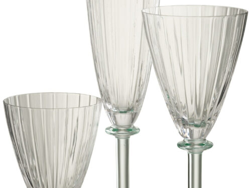 Jeendira transparant drinkglas met slanke vorm, elegante voet en verfijnde ribbels, set van 3 op witte achtergrond