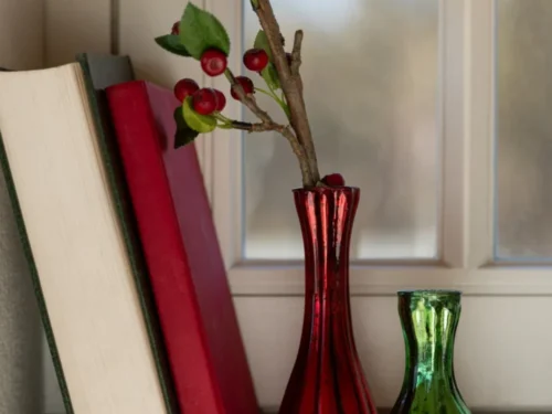 Soliflorevaas Joormak glazen set van 2 in rood, slanke vaasjes met takje en decoratieve bessen