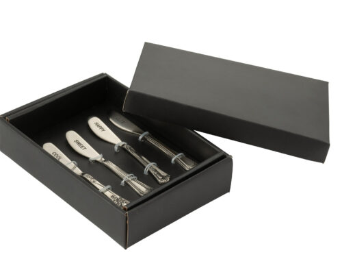 Opbergdoos Staldund messing zilver, zwarte doos met vier zilverkleurige lepels en opstaand deksel