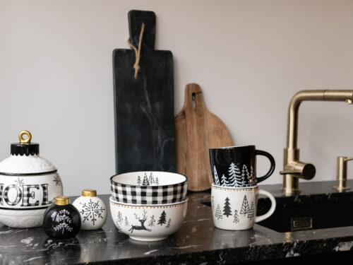 Zwarte dolomiet kerstbal Premmora met gouden oogje, stijlvolle kerstdecoratie voor een chique, tijdloze uitstraling