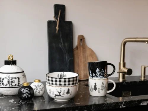 Zwarte dolomiet kerstbal Premmora met gouden oogje, stijlvolle kerstdecoratie voor een chique, tijdloze uitstraling