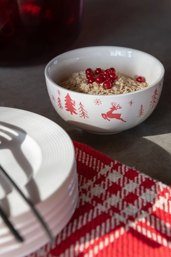 Kom Raultella Dolomiet Wit set van 2 met rood winterdesign en schalen voor decoratieve styling