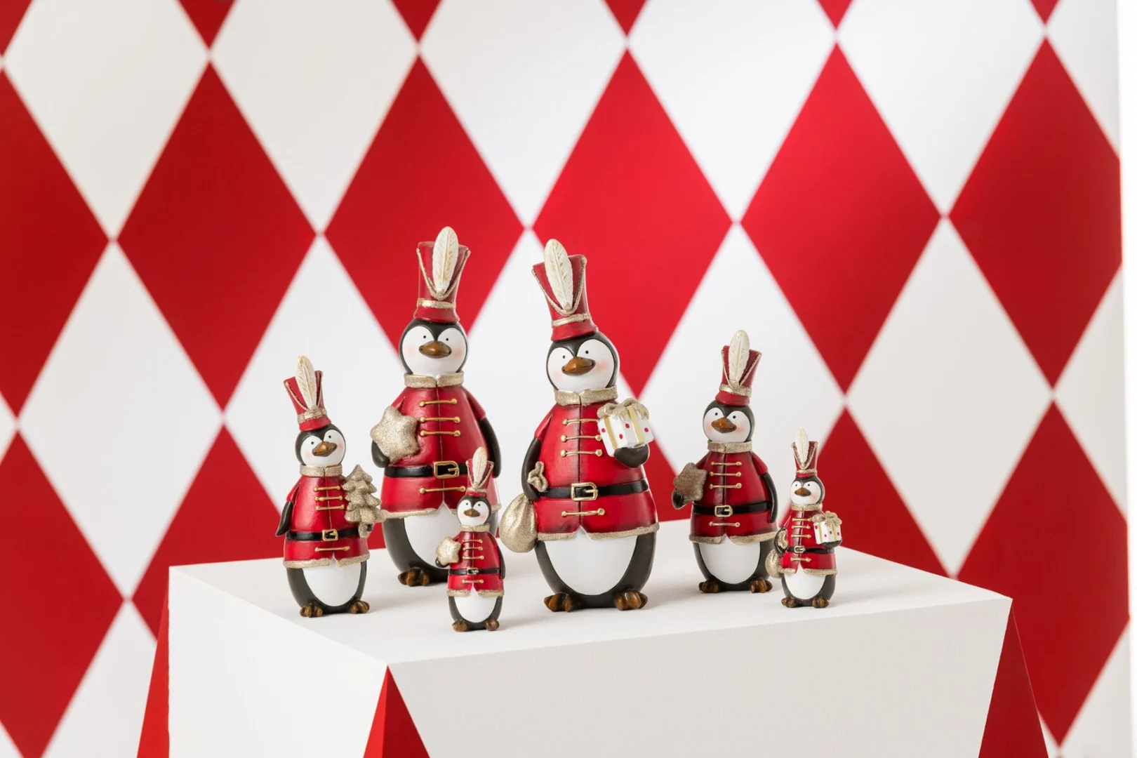 Jatella polyresin kerstpinguïnset van 3 in rood, wit en goud met feestelijke details
