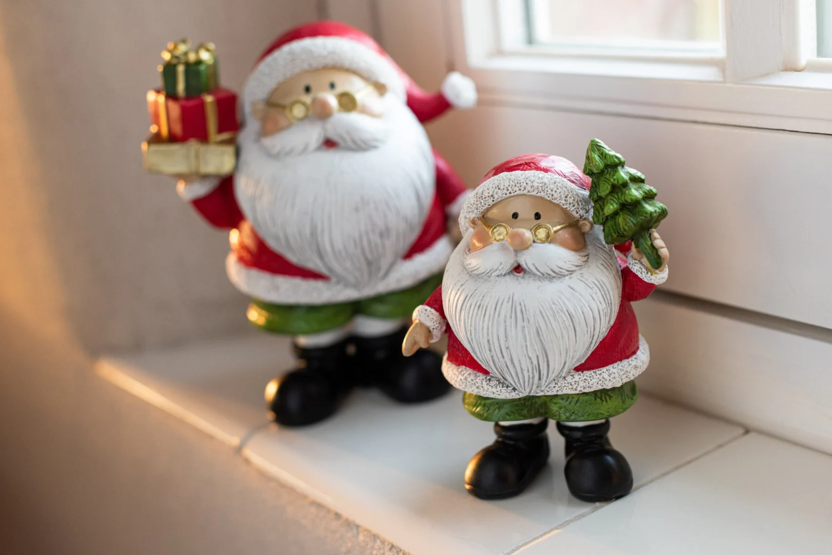 Kunstboom Loka set van 2 meerkleurige polyresin kerstfiguren met kerstman en boom, H12 cm
