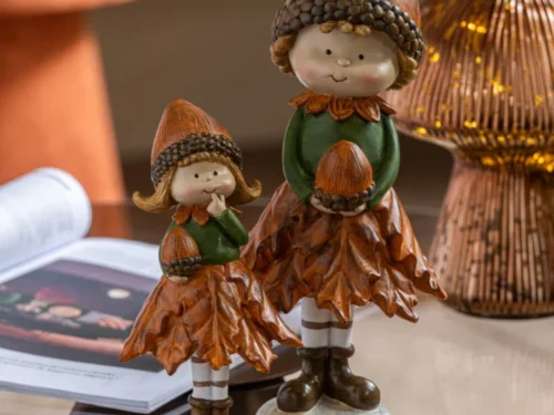 Skausten polyresin beeldjes set van 2, meerkleurig, jongen en meisje op decoratieve basis
