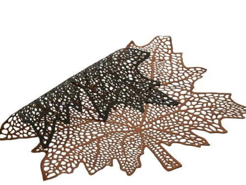 Bruine Placemat Nassoro van kunststof, opengewerkt design met natuurlijke, organische vorm en stijlvolle tafelbescherming