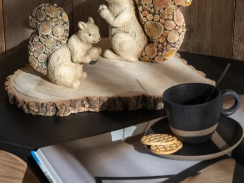 Sliemmil decoratiefiguur eekhoorn in naturel gips, H15 cm, met houtimitatie-look voor een warm interieur
