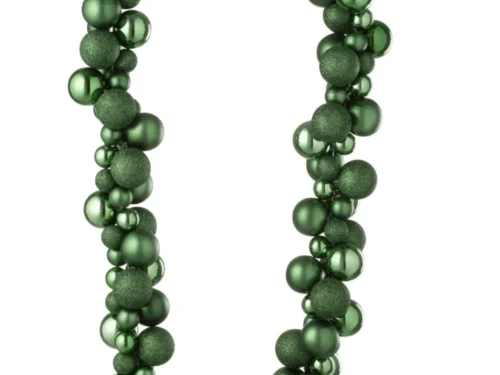 Groene Kerstballen Teennun kunststof slinger met glanzende en matte ballen in winterse decoratie
