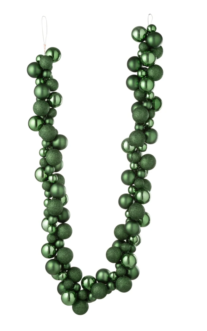 Groene Kerstballen Teennun kunststof slinger met glanzende en matte ballen in winterse decoratie