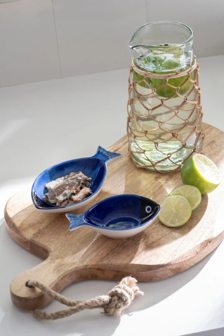 Kom Tillen porseleinen viskom blauw, voor snacks op houten serveerplank met citrus