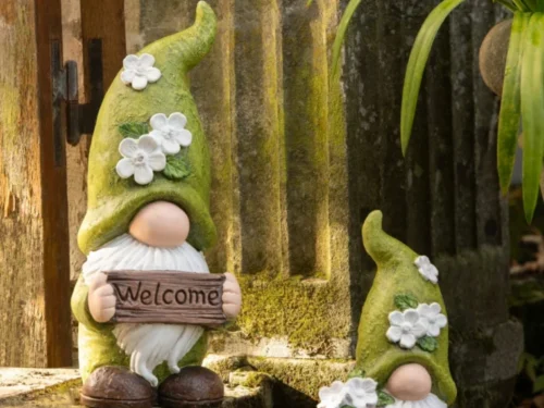 Set van 2 groene Skintek klei bloempotten met speelse kaboutervorm en witte bloemen, H31,5 cm
