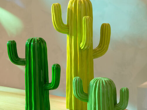 Greentira kunstbloemset van 3 cactusvormige polyresin decoraties in groen en geel op houten tafel