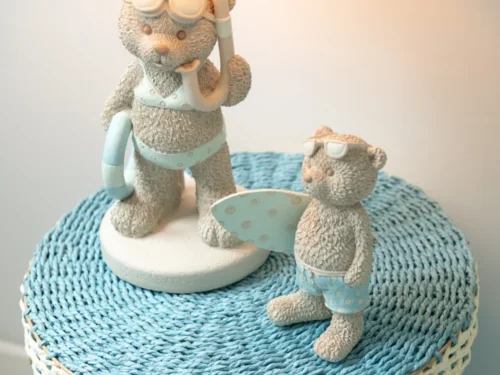 Noontek polyresin decoratiefiguren set van 2 strandberen in beige en lichtblauw op een tafel