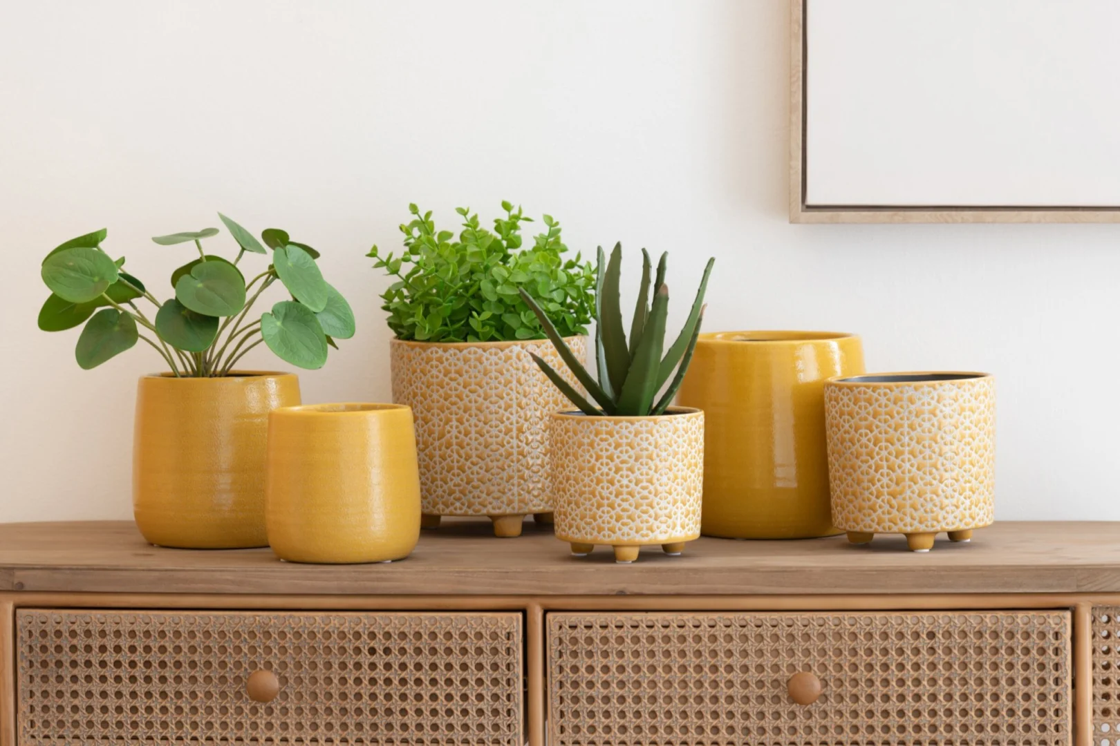 Pot Kleissum kunststof wit H21 cm set van 3 met groene kunstplanten op dressoir