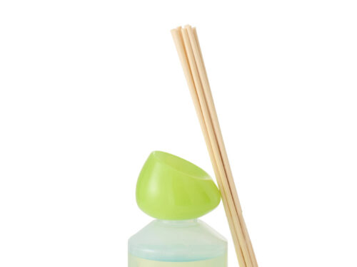 Geurstokjes Skeimmang Blauw met glazen flacon, lime dop en houten stokjes voor een frisse, rustige sfeer