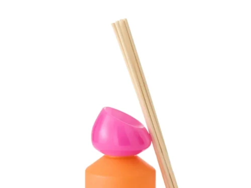 Geurstokjes Zeesir Oranje met roze dop en houten stokjes, compact en fris voor een zomerse sfeer