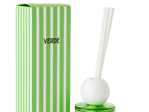 Geurstokjes Prierran Groen in gestreepte verpakking, groene diffuser met witte rietstokjes en glazen fles