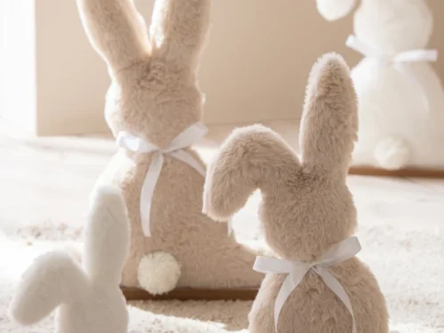 Decoratiefiguur Trater beige konijnen set van 2, 32 cm, met zachte polyester afwerking en witte strik