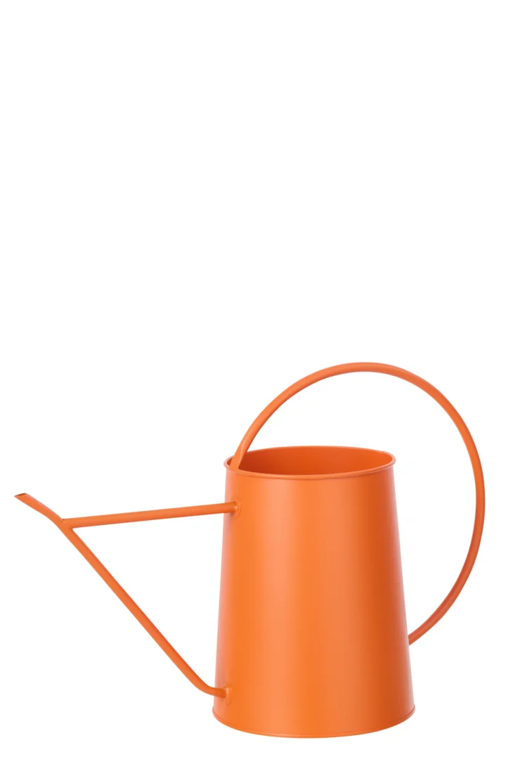Oranje Haasku metalen gieter met lang handvat en stoere, compacte vorm voor decoratie en gebruik