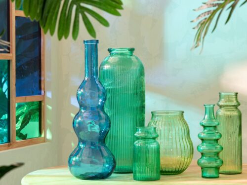 Vaas Flievona Glas Groen H28 cm met smaragdgroene tint, gestreept glas en elegante hoogte op houten tafel