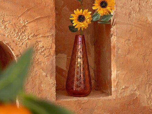 Vaas Skivea glas goud 36 cm met slanke vorm en gouden patroon, gevuld met gele zonnebloemen in nis