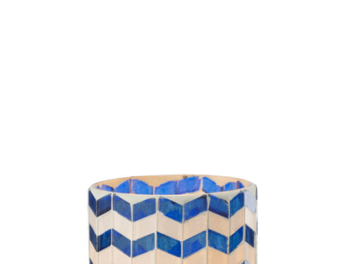 Kaarsenhouder Caurnano van blauw glas met mozaïekpatroon en compact cilindervormig design