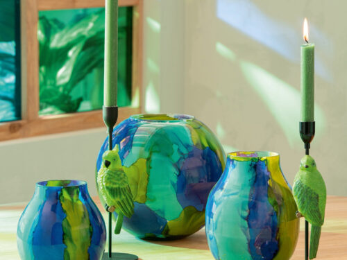 Hurricaneglas Skaanter blauw als glazen kaarsenhouder, met kleurrijke ronde vorm en blauwe accenten
