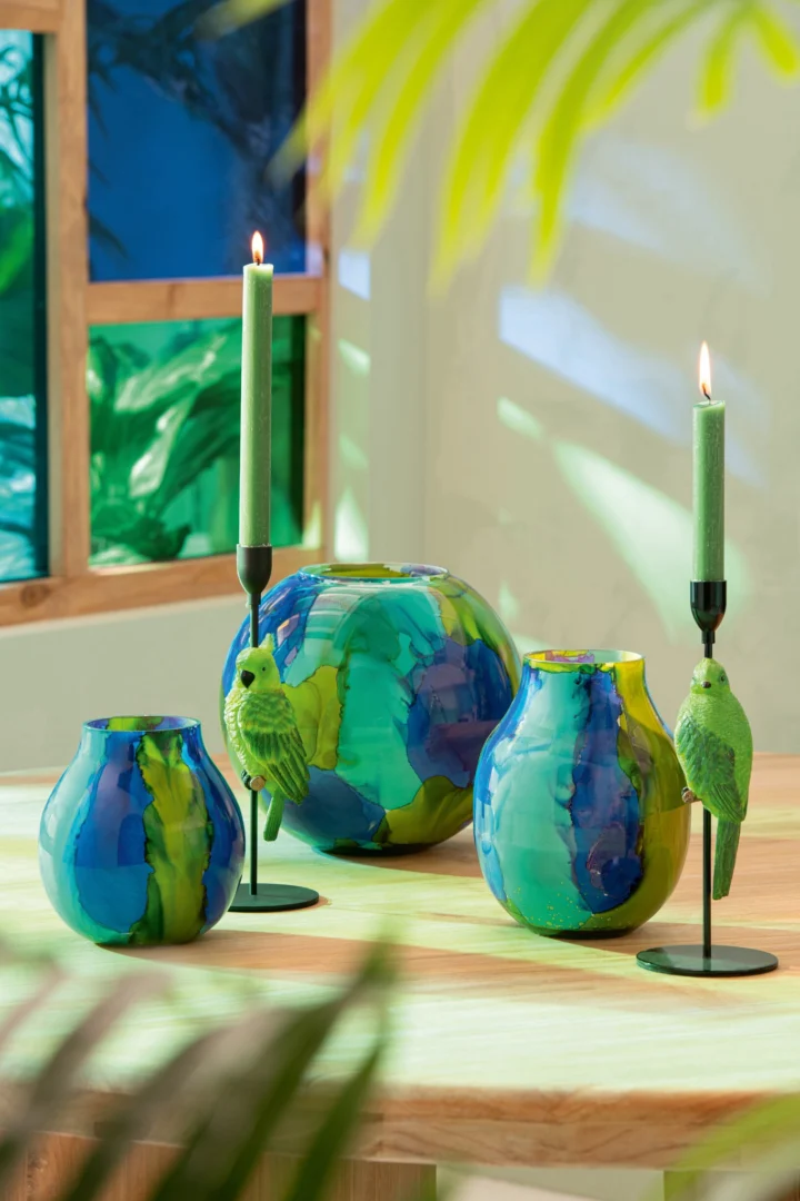 Hurricaneglas Skaanter blauw als glazen kaarsenhouder, met kleurrijke ronde vorm en blauwe accenten