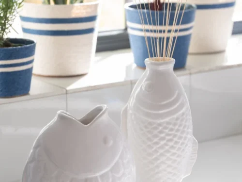 Vaas Likoro Steen Wit H28 cm met visvorm en wit steengoed, gevuld met droogbloemen