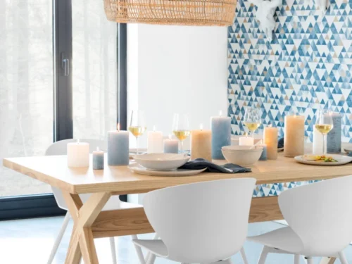 Cilinderkaars Brasso Blauw op eettafel, compacte blauwe kaars met warme vlam en nette afwerking