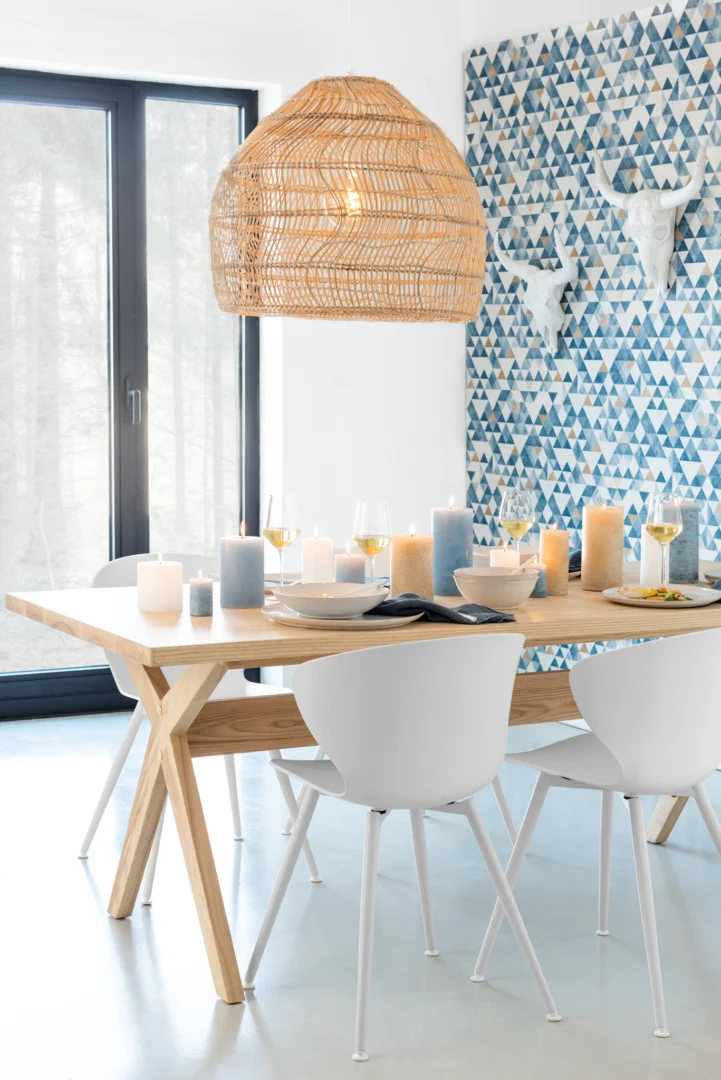 Cilinderkaars Brasso Blauw op eettafel, compacte blauwe kaars met warme vlam en nette afwerking