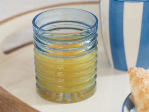 Flindor drinkglas blauw ribbelglas met fris lichtblauw tintje op een stijlvol gedekte tafel