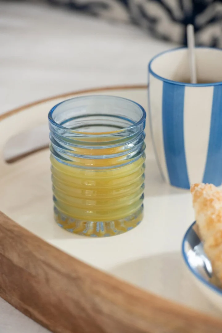 Flindor drinkglas blauw ribbelglas met fris lichtblauw tintje op een stijlvol gedekte tafel