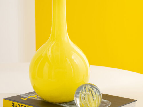 Cenona glazen presse-papier set van 3 in geel en transparant op boek, modern decoratief accent