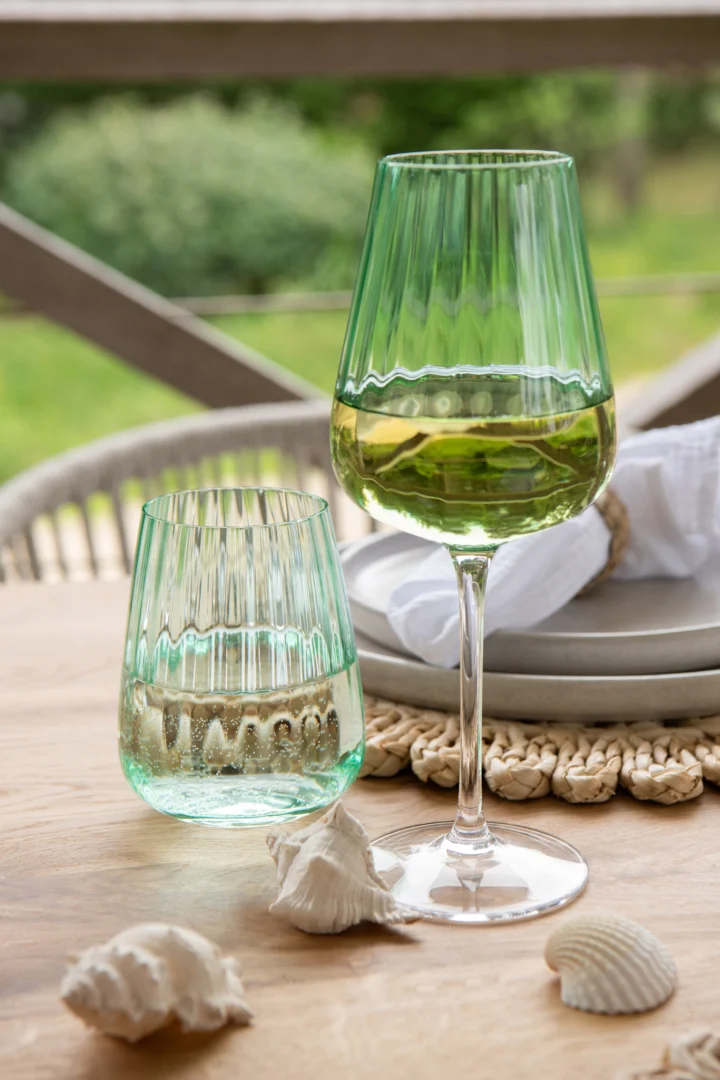 Groen Foldaro drinkglas van geribbeld glas, stijlvol op tafel met zomerse uitstraling
