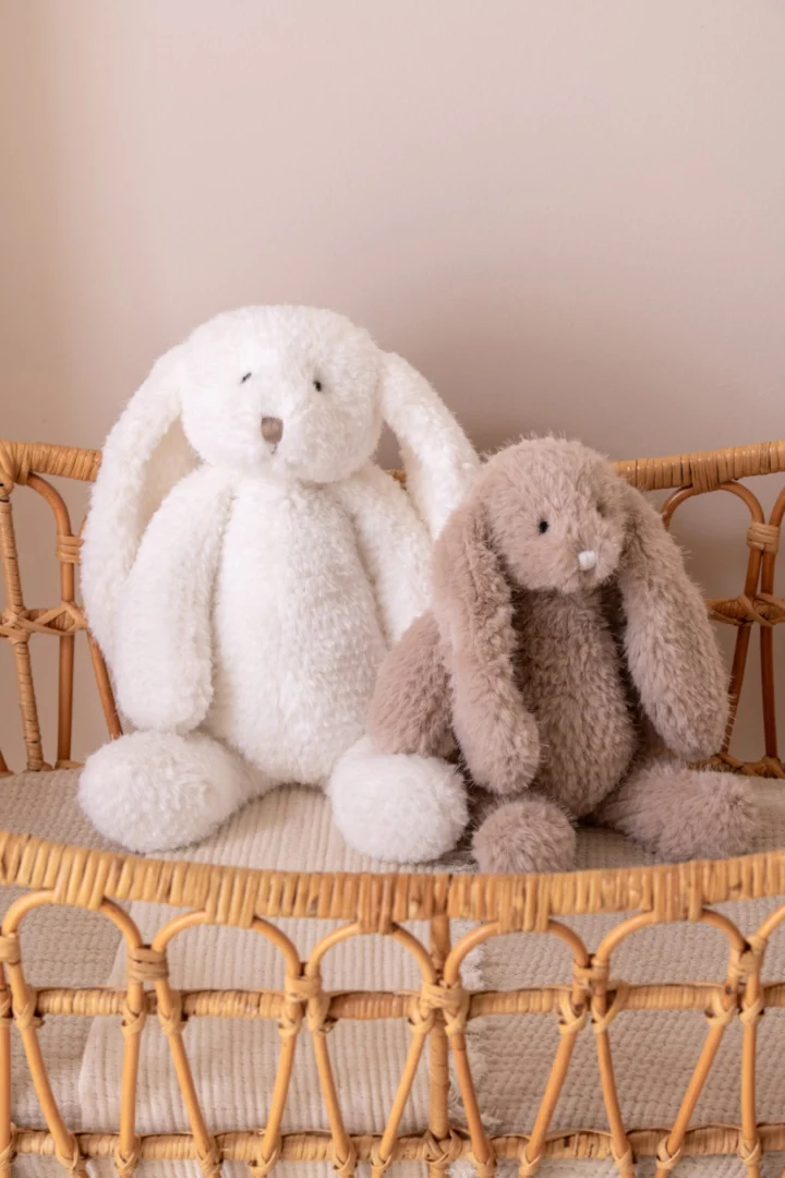 Set van 2 Tuskond polyester decoratiefiguren in wit en beige, zittend op een rotan bankje, H30 cm