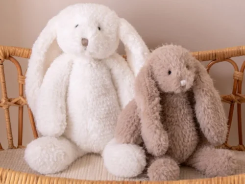 Decoratiefiguur Proolti set van 2 fluffy polyester konijnen in wit en taupe, 40 cm, op rotan bankje