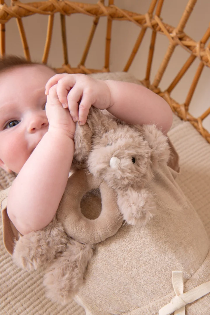 Baby knuffelt met Voolano decoratiefiguur set van 2 wit polyester, 15 cm, zacht en speels