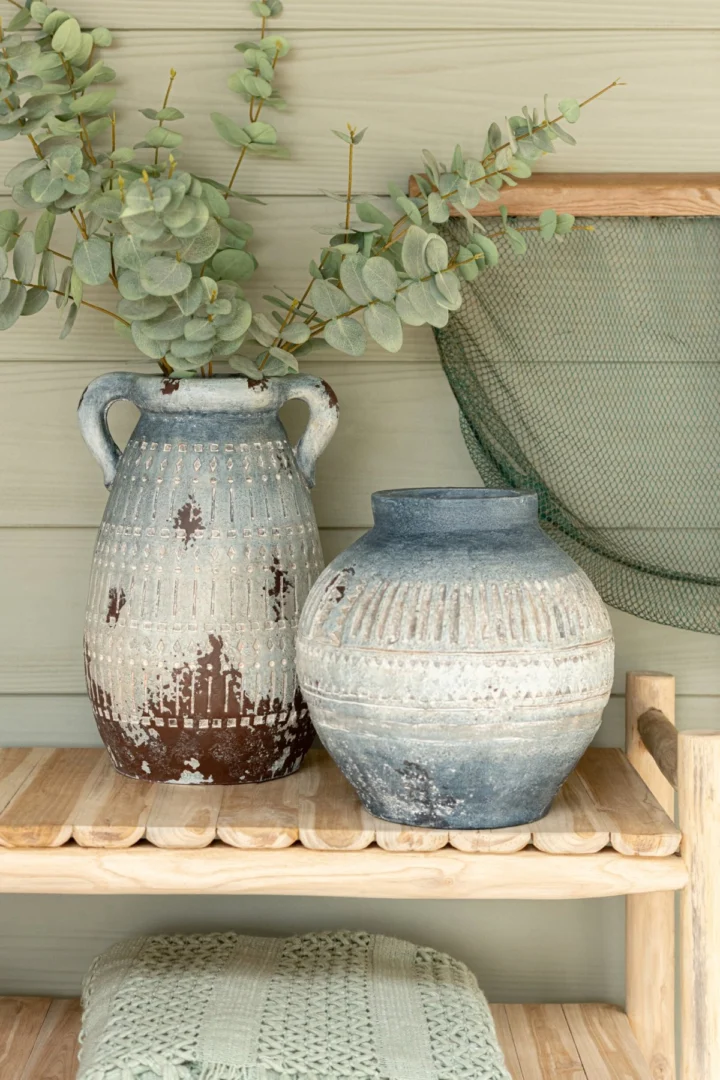 Kunstbloem Slimmona groene eucalyptus met slanke takken in decoratieve vaas