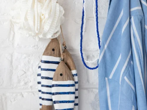 Decoratiehanger Narmi blauw hout en jute, smal lang woonaccessoire met rustige maritieme uitstraling