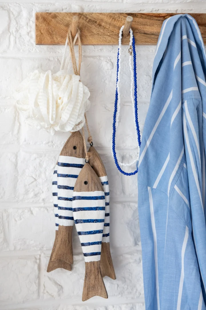 Decoratiehanger Narmi blauw hout en jute, smal lang woonaccessoire met rustige maritieme uitstraling