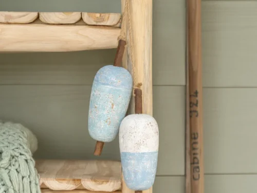 Decoratiehanger Proskas van naturel hout met maritieme boeien en jute detail, licht en sfeervol