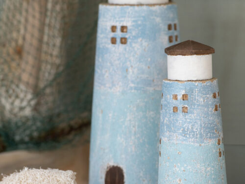 Woonaccessoire Jauti houten vuurtoren naturel, compact met rustieke afwerking en warme uitstraling