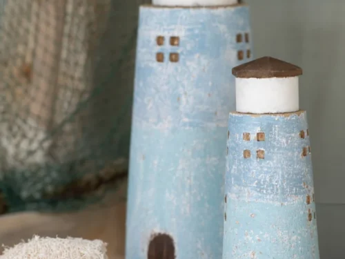 Woonaccessoire Jauti houten vuurtoren naturel, compact met rustieke afwerking en warme uitstraling