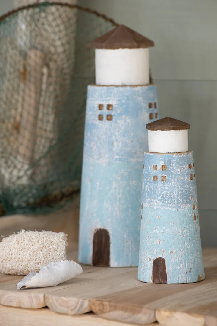 Woonaccessoire Jauti houten vuurtoren naturel, compact met rustieke afwerking en warme uitstraling