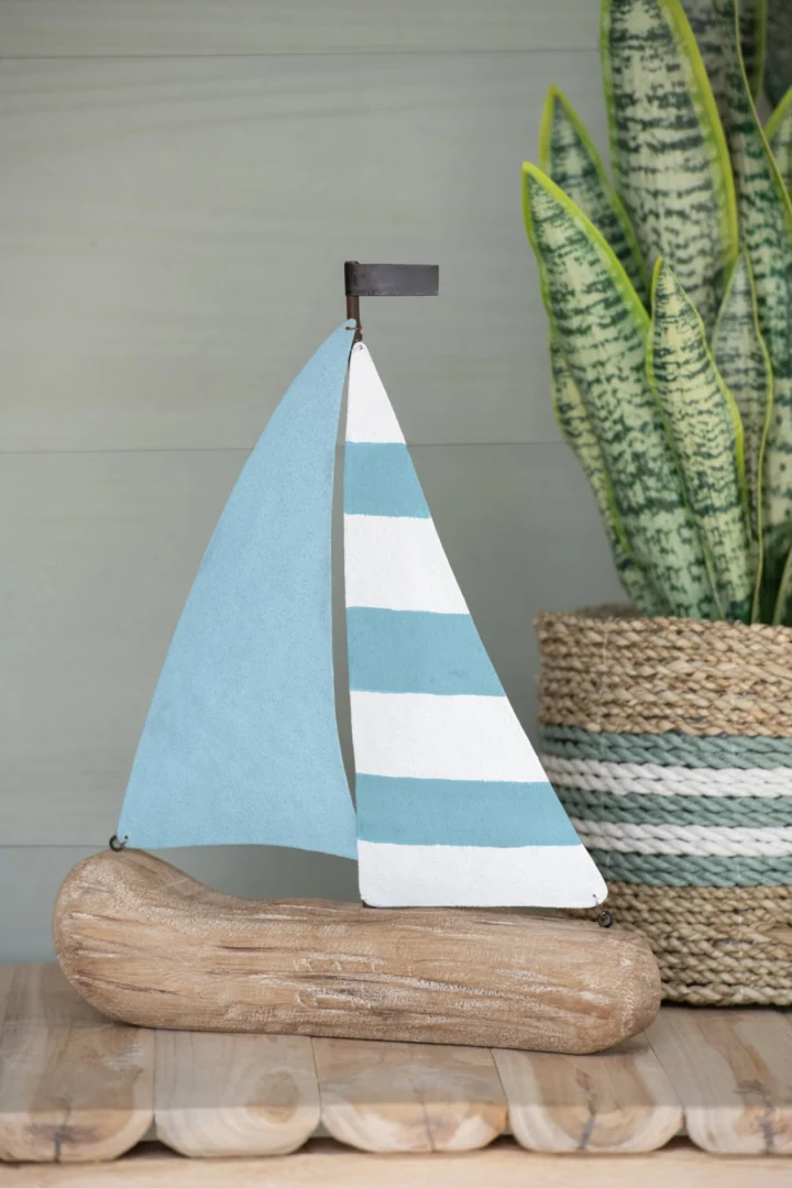 Modelschip Keirella Hout Naturel met blauw-witte zeilen en naturel houten romp, sfeervol woonaccessoire