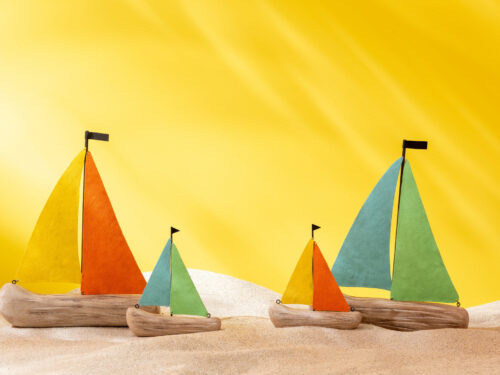 Modelschip Karea houten zeilboten set van 2 met meerkleurige zeilen en warme paulowniahouten basis