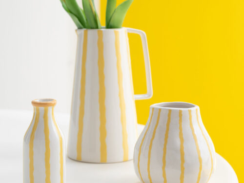 Dolomietvaas Haldora wit met gestreept ontwerp, gevuld met gele tulpen, compact en stijlvol